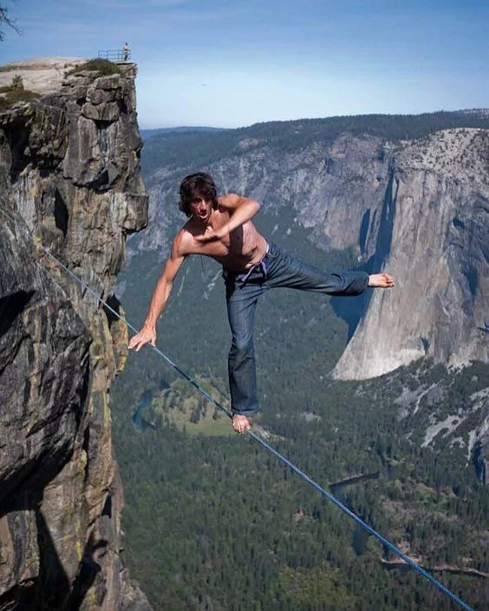 They climb like. Слэклайнинг Гранд каньон. Человек над пропастью. Человек над обрывом.