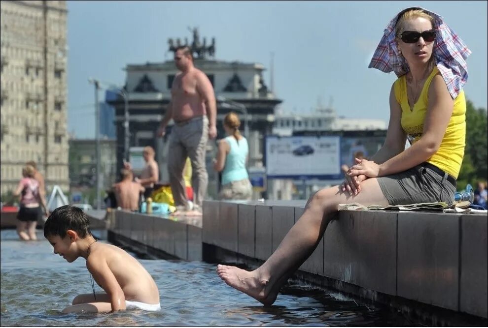 Жаркое лето приди. Человек на улице в жару. Лето жара. Жарко летом. Лето жара улица люди.