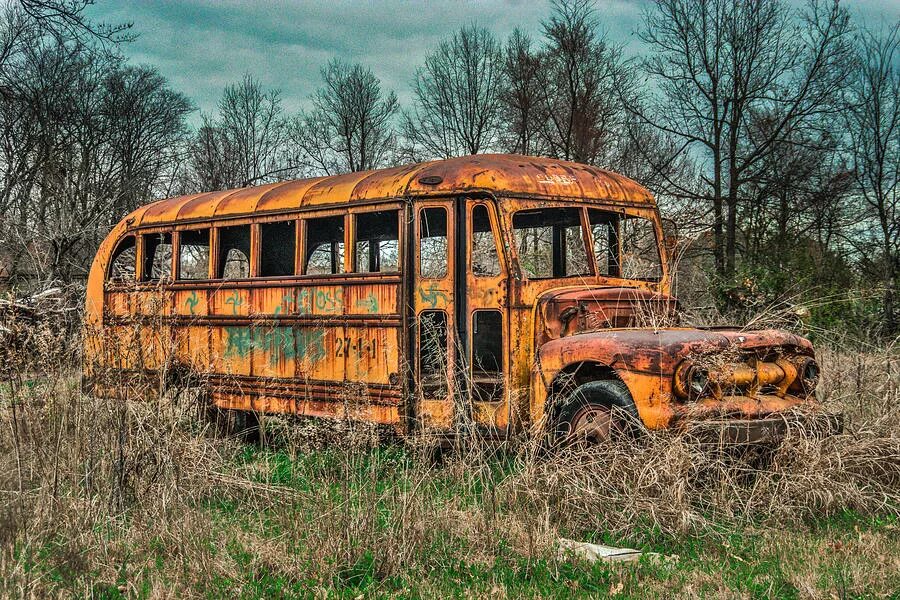 Автобус старый оскол кладбище. Заброшенный автобус. Старые автобусы. Ржавый автобус. Заброшенный школьный автобус.