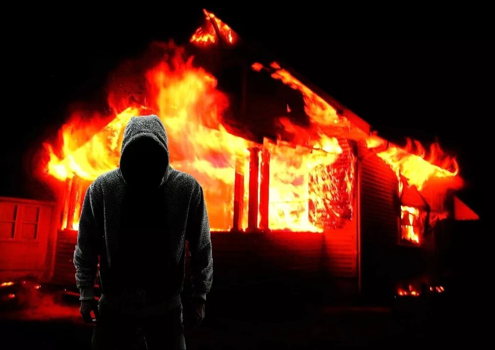 Как поджечь дом. Пожарный, входящий в горящий дом. Девочка горит дом. Поджигание дома. Как поджечь дом.