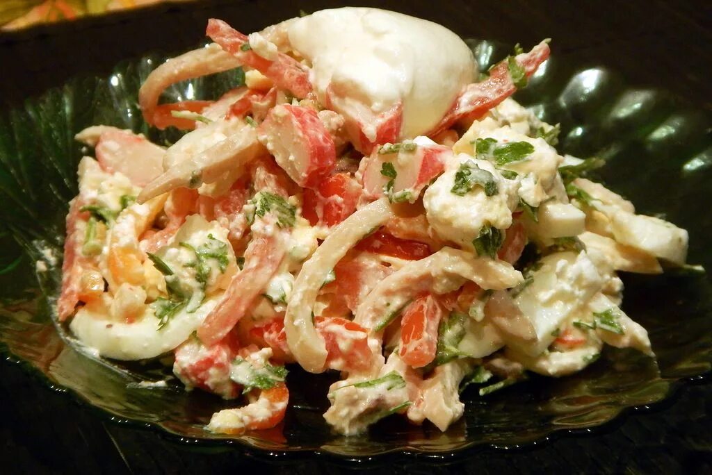 Кальмар креветки крабовые палочки яйцо. Салат с кальмарами. Салат с крабовым мясом. Салатики с кальмарами. Салат из крабовых палочек и рыбы.