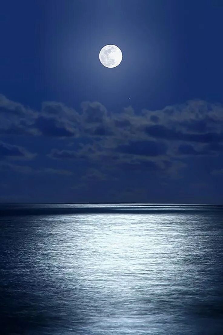 Каким цветом луна на небе. Лунное небо. Ночное море. Луна на небе. Луна над морем.