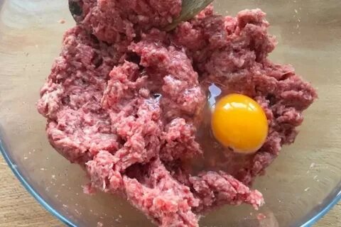Яйцо кладут в фарш