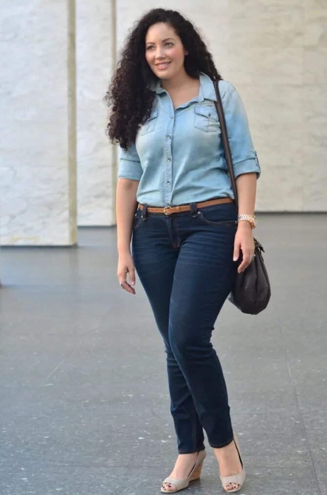 красивая женщина в полный рост. черные джинсы. обычные девушки в полный рост. девушка в черных джеггинсах. обычные девушки в полный рост.