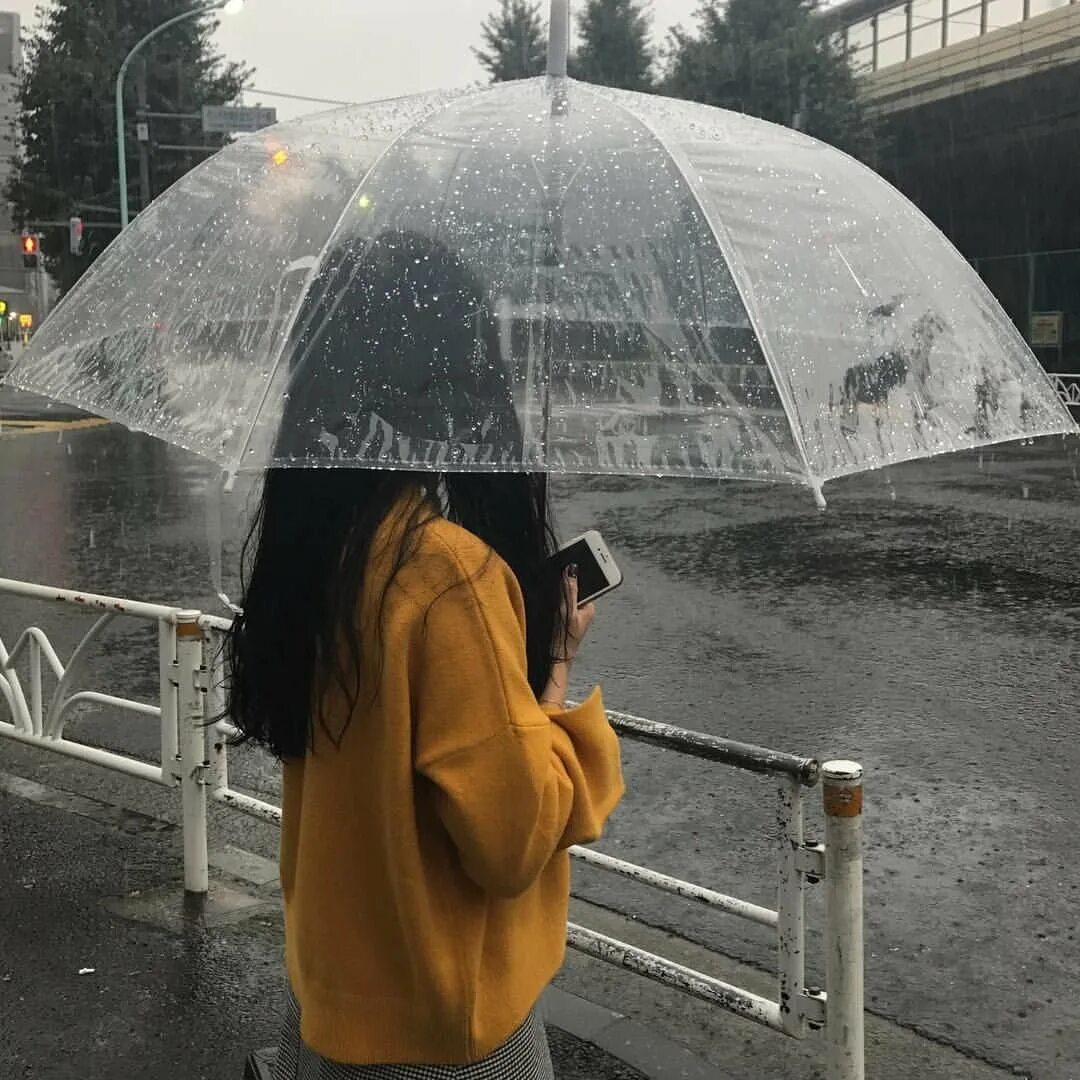 Девушка с зонтом. Девушка под дождем. Зонт прозрачный красивый. Девушка дождь.