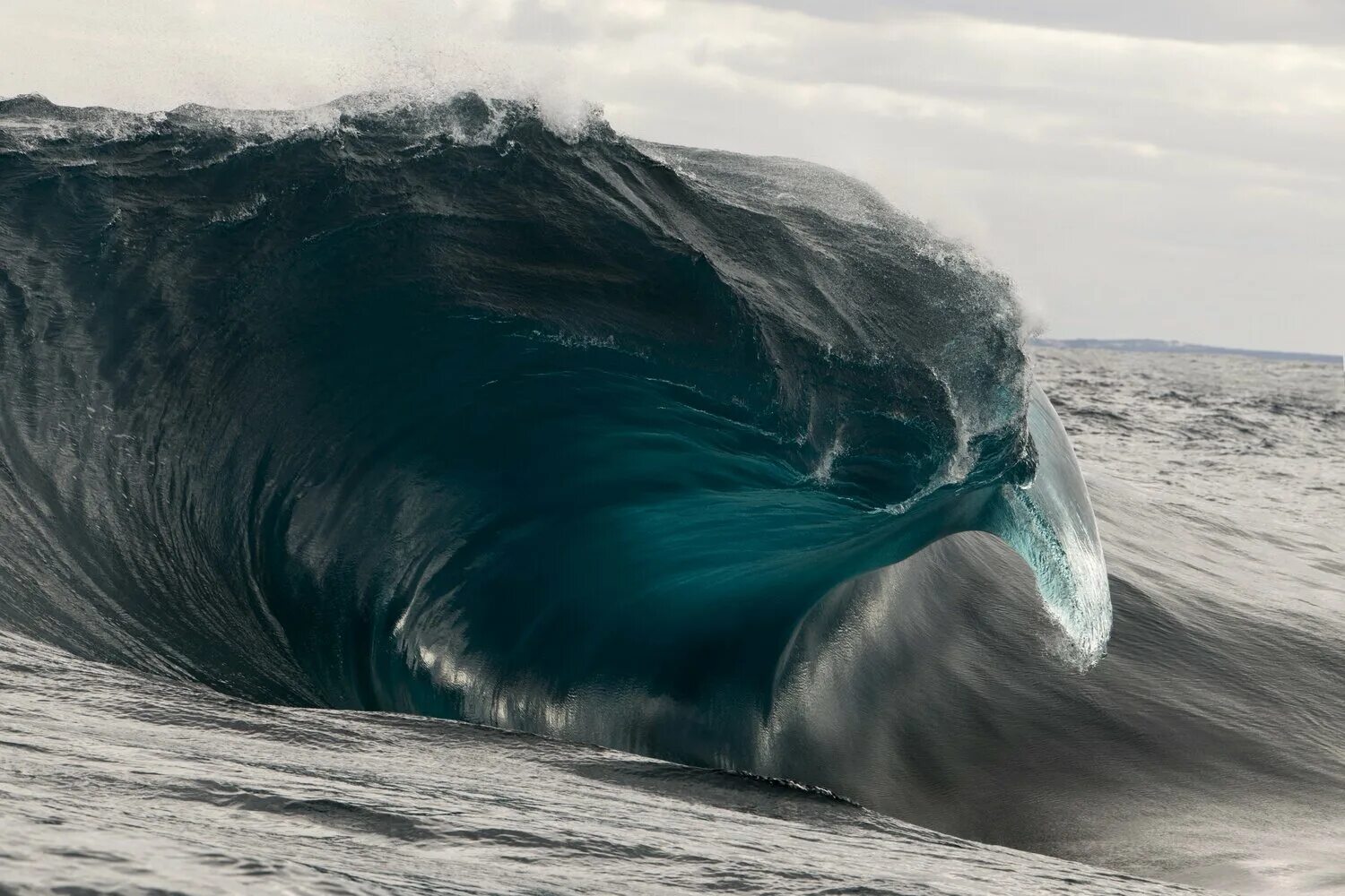 Бискайский залив волны убийцы. РЕН МАКГАНН волны Австралии. Волна Джоуз. Огромные волны в океане. Разрушаем океан