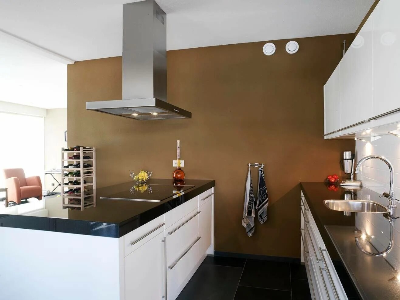 Какая лучшая краска для кухни. Покрасить стены на кухне. Окрашивание стен на кухне. Крашенные стены на кухне. Интерьер покраски кухни.