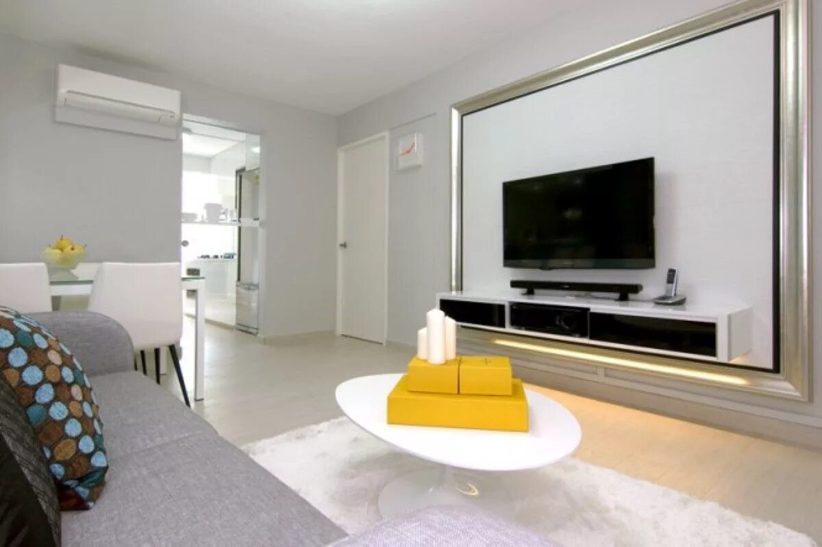 Современная гостиная с камином. Гостиная с диваном. Телевизор в интерьере. Интерьер зала с двумя диванами. Светлая гостиная в современном стиле.