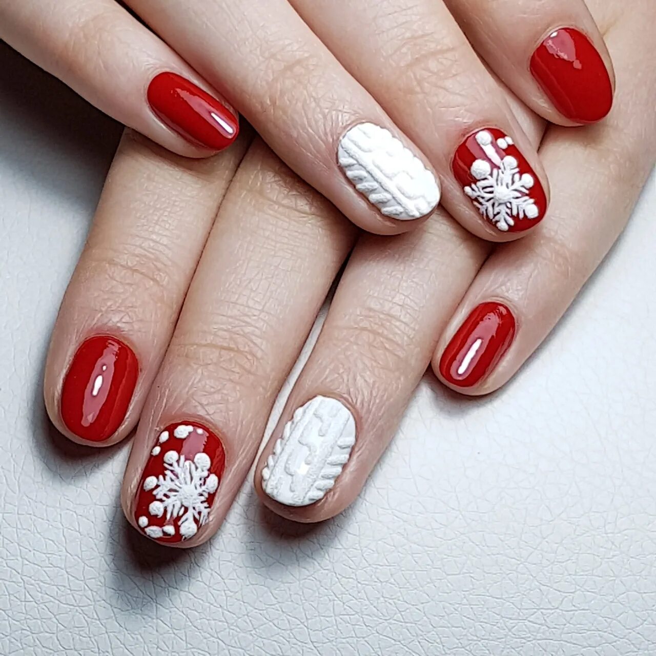 Новогодний маникюр на короткие ногти шеллак. Идеи зимнего маникюра на короткие ногти. Красивый маникюр. Ногти на новый год. Маникюр новый год 2023 короткие ногти.