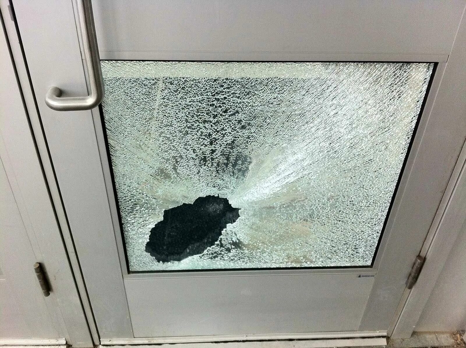 Разбили стекло на двери. Разбитый стеклопакет. Разбито стекло. Разбитые пластиковые окна. Разбить стекло.