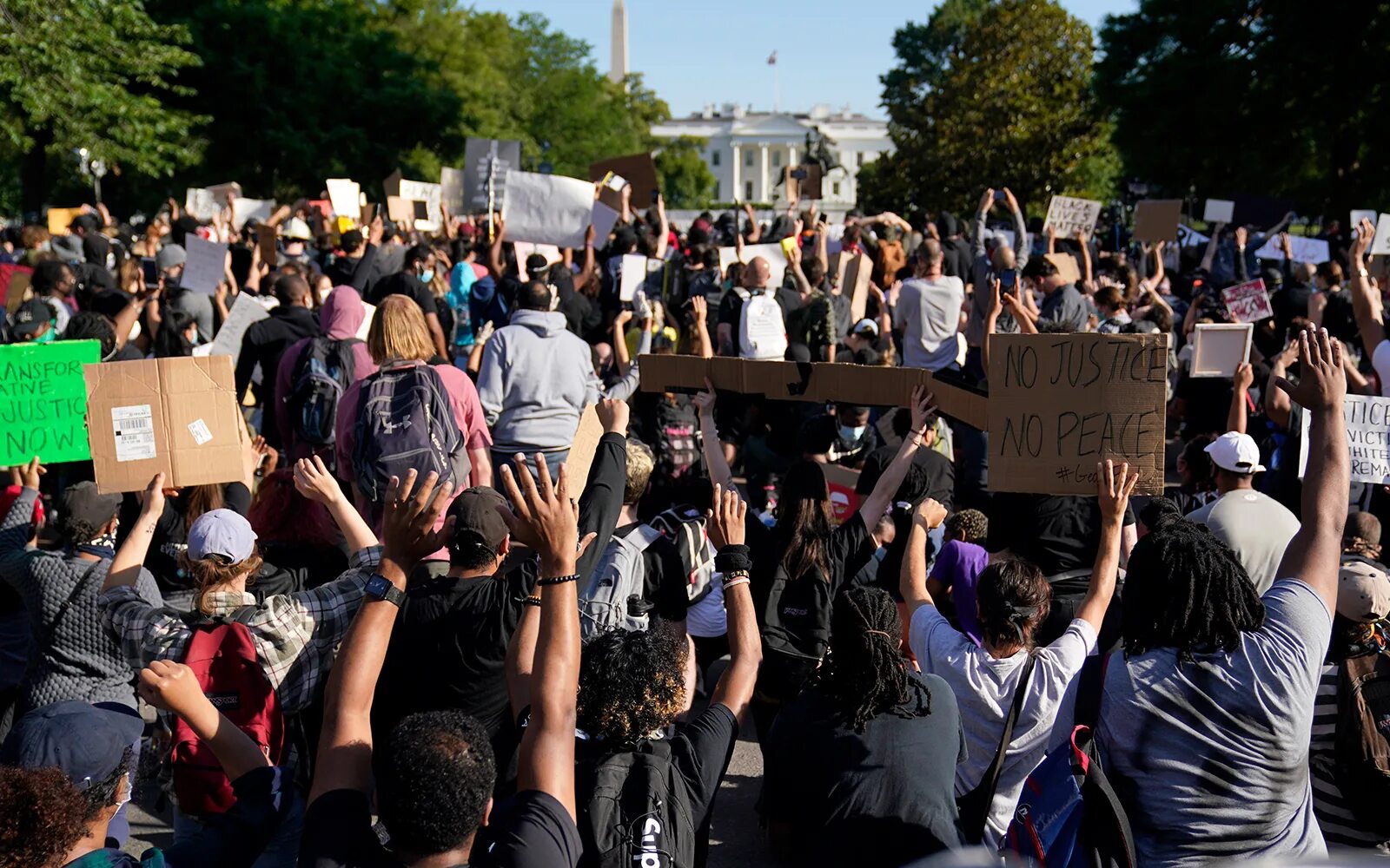 Митингующие в Америке. Митинги в США. Протесты в США. Митинг в Америке. Митинги в америке