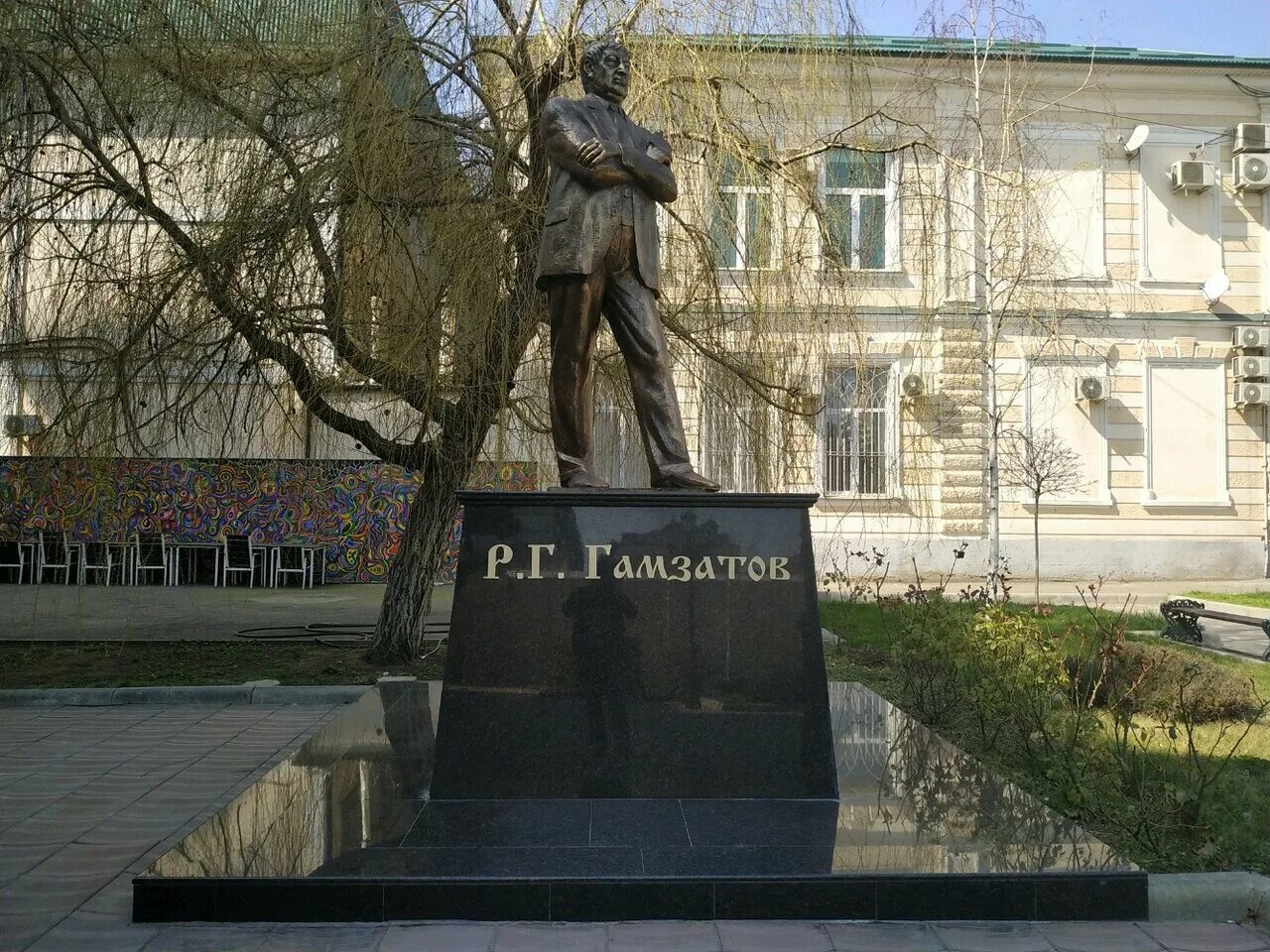Гамзатов махачкала. Памятник расулу гамзатову. Памятник гамзатову в махач. Русский драматический театр махачкала. Памятник расулу гамзатову в махачкале.