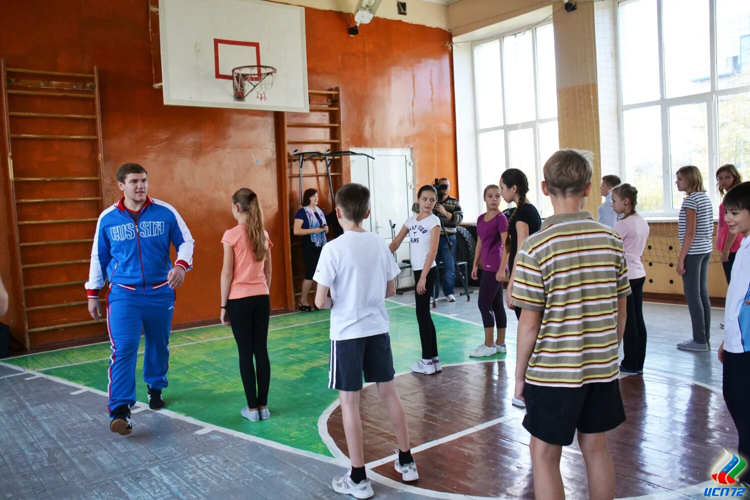 преподаватель физкультуры в школе. урок физической культуры в школе. школьники на физкультуре. урок физической культуры в школе. учитель физкультуры.