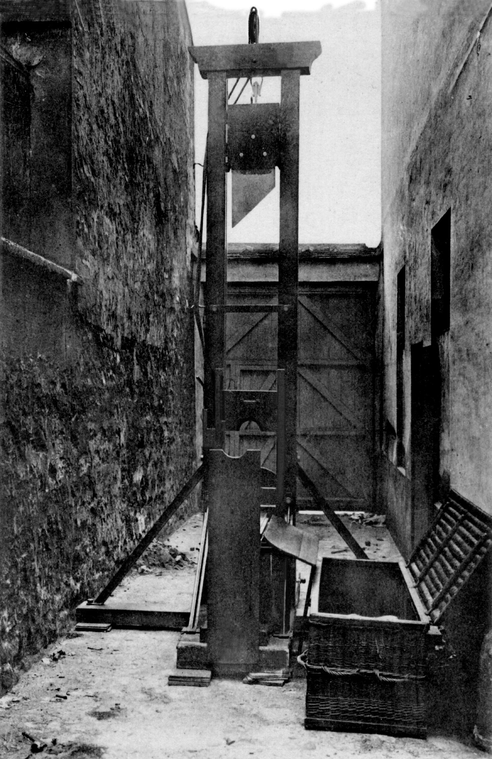 Французская гильотина. Последняя казнь на гильотине во франции 1977. Павел горгулов гильотина. Хамида джандуби казнили. Муса джалиль гильотина.