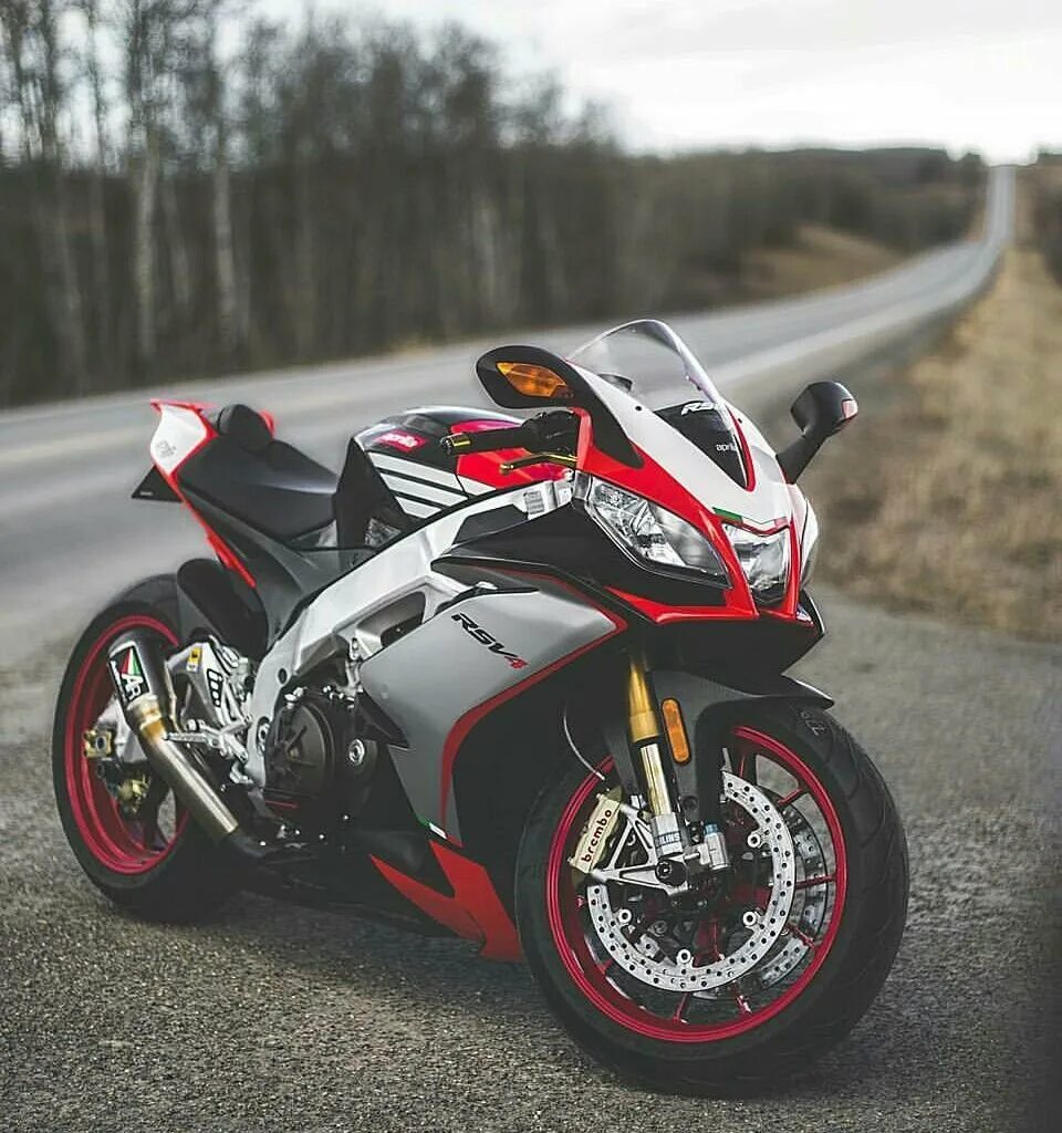 Aprilia rsv4. Yamaha r1 2022. Априлия мотоциклы спорт. Спортбайк Хонда. Байки фотки