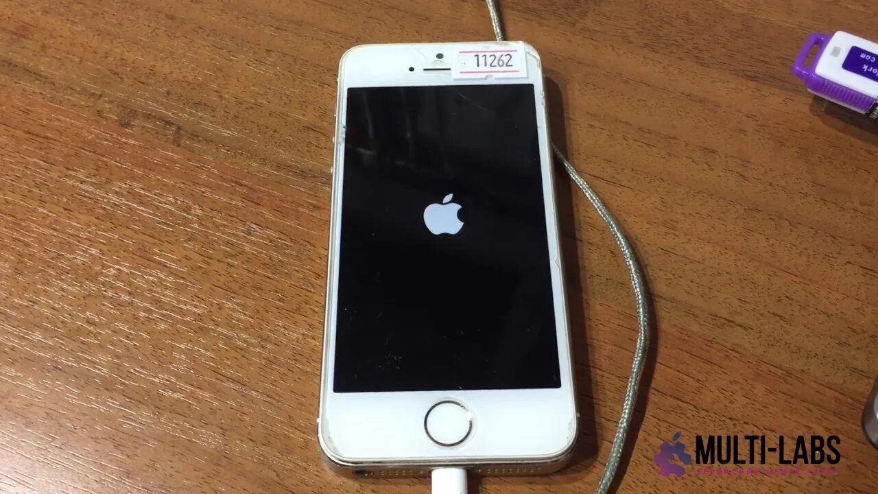 Айфон завис айтюнс. Айфон висит на шнурке. айфон повис на шнурке. iphone 5 как снять с шнурка. iphone 5 не включается горит itunes.