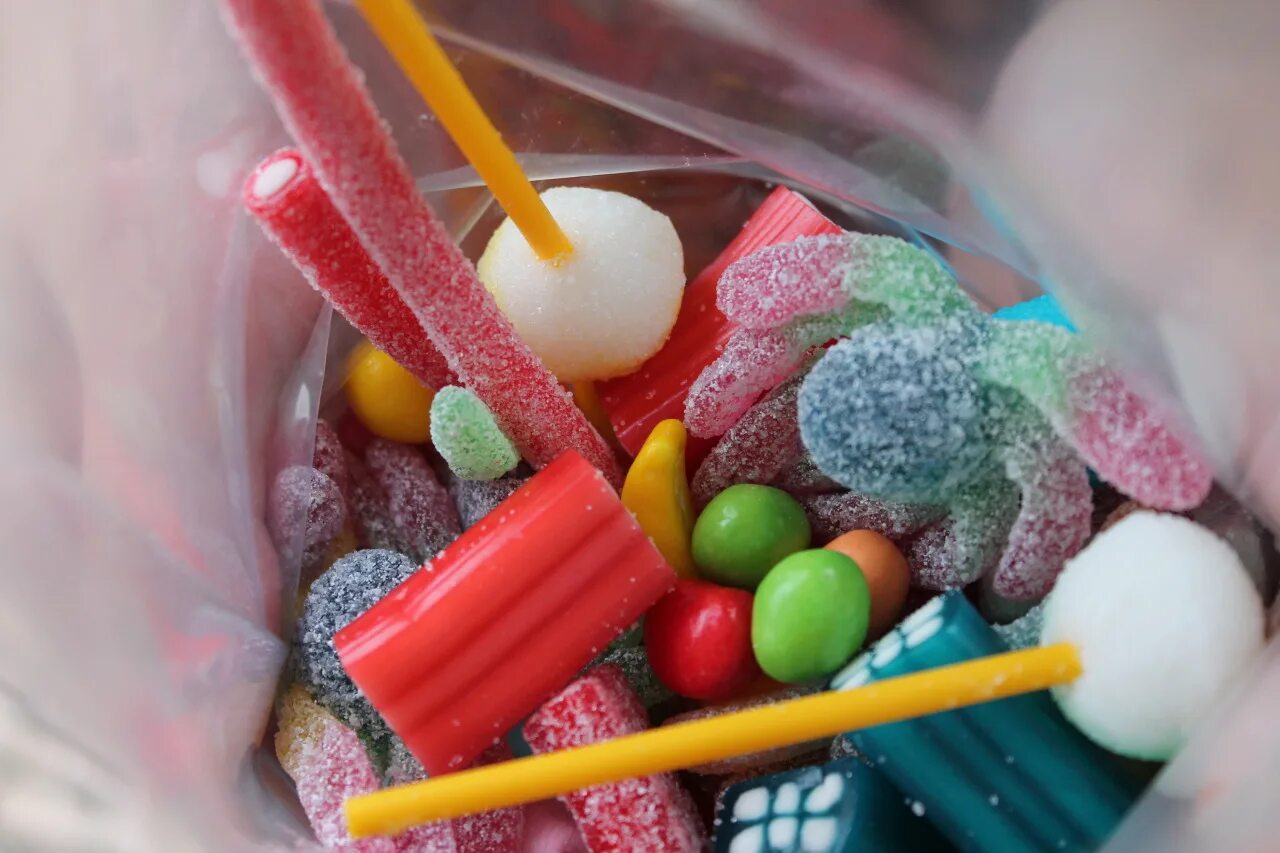 Кондитерское изделие. Конфеты шоколадные в обертке. Дорогие конфеты. Шоколадные конфеты. Сладости мармеладки.