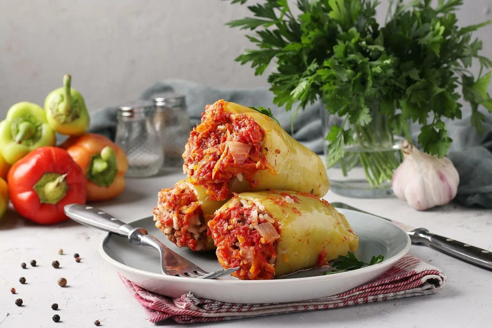 Перец болгарский фаршированный мясом. Фаршированные перцы в кастрюле. Тушёные фаршированные перцы. Перец фаршированный "bulgarconserv". Фаршированный перец с мясом и рисом рецепт.