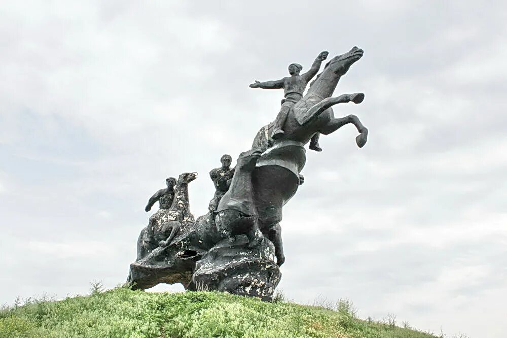 Под сальском. Памятник первой конной армии в Ростове на Дону. Памятник бойцам первой конной армии. Памятник бойцам 1-й Конармии Ростов. Памятник бойцам первой конной армии Львовская область.