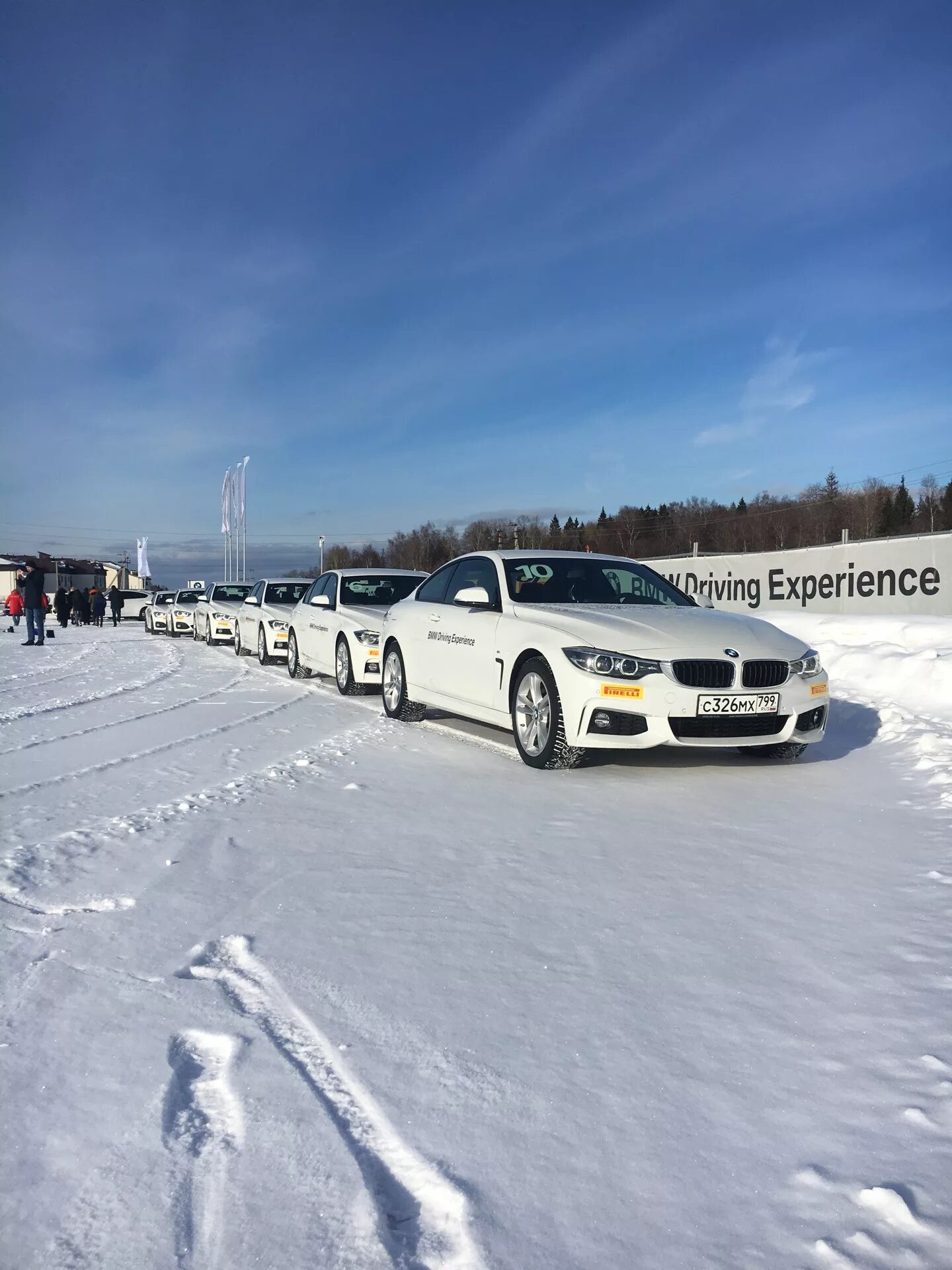 Bm drive. Школа бмв в сорочанах. Новосибирск курсы дрифта. Экстремальное вождение москва bmw driving experience. Полигон бмв в сорочанах.