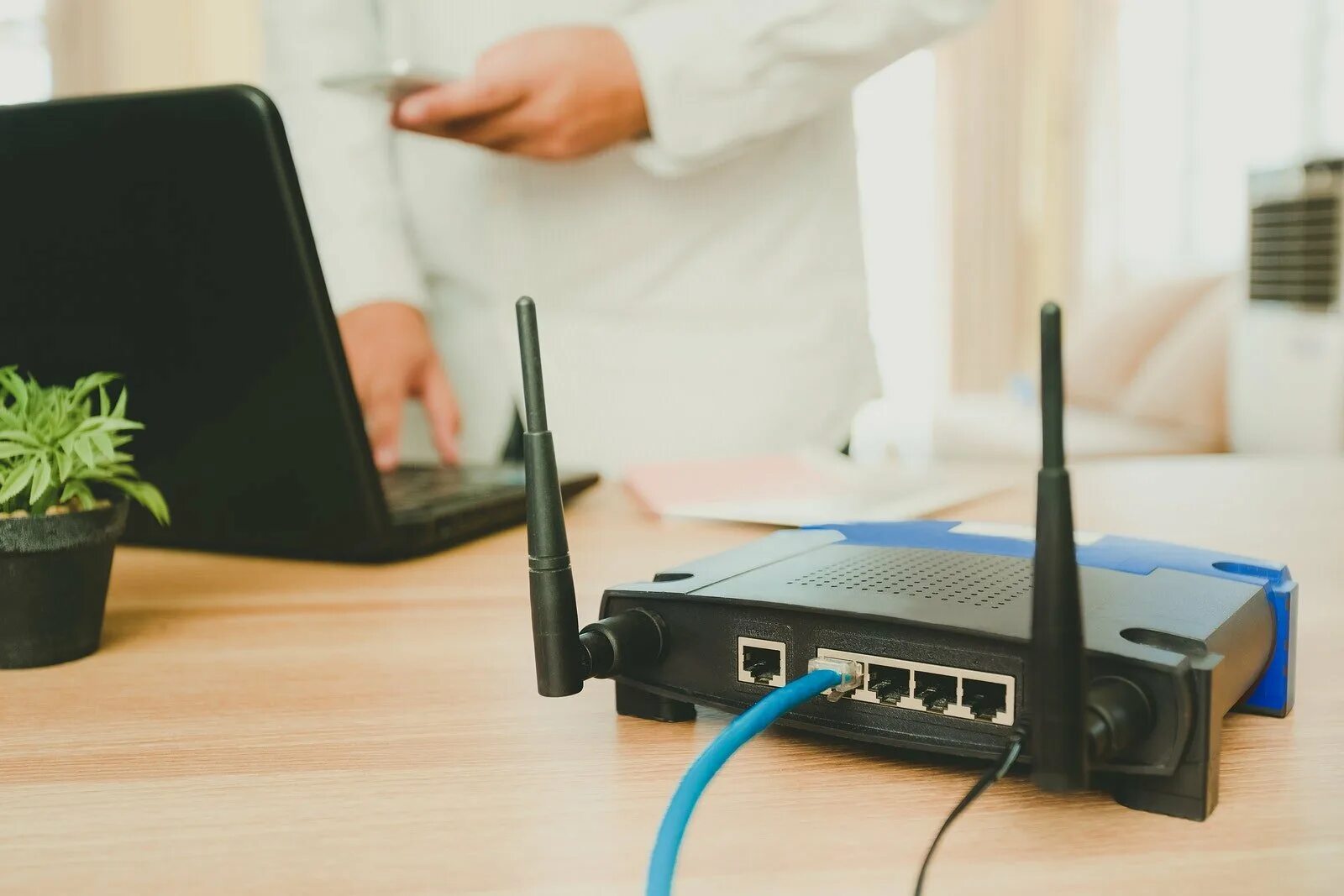 Плохо ловит роутер. Wifi router with 4g. wi-fi ноутбук роутер. роутер в квартире. вай фай роутер для офиса.