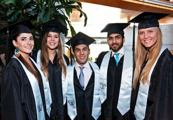 Школы в испании. Высшее образование в испании. Институт в испании. Высшее в испании. Выпускник вуза.