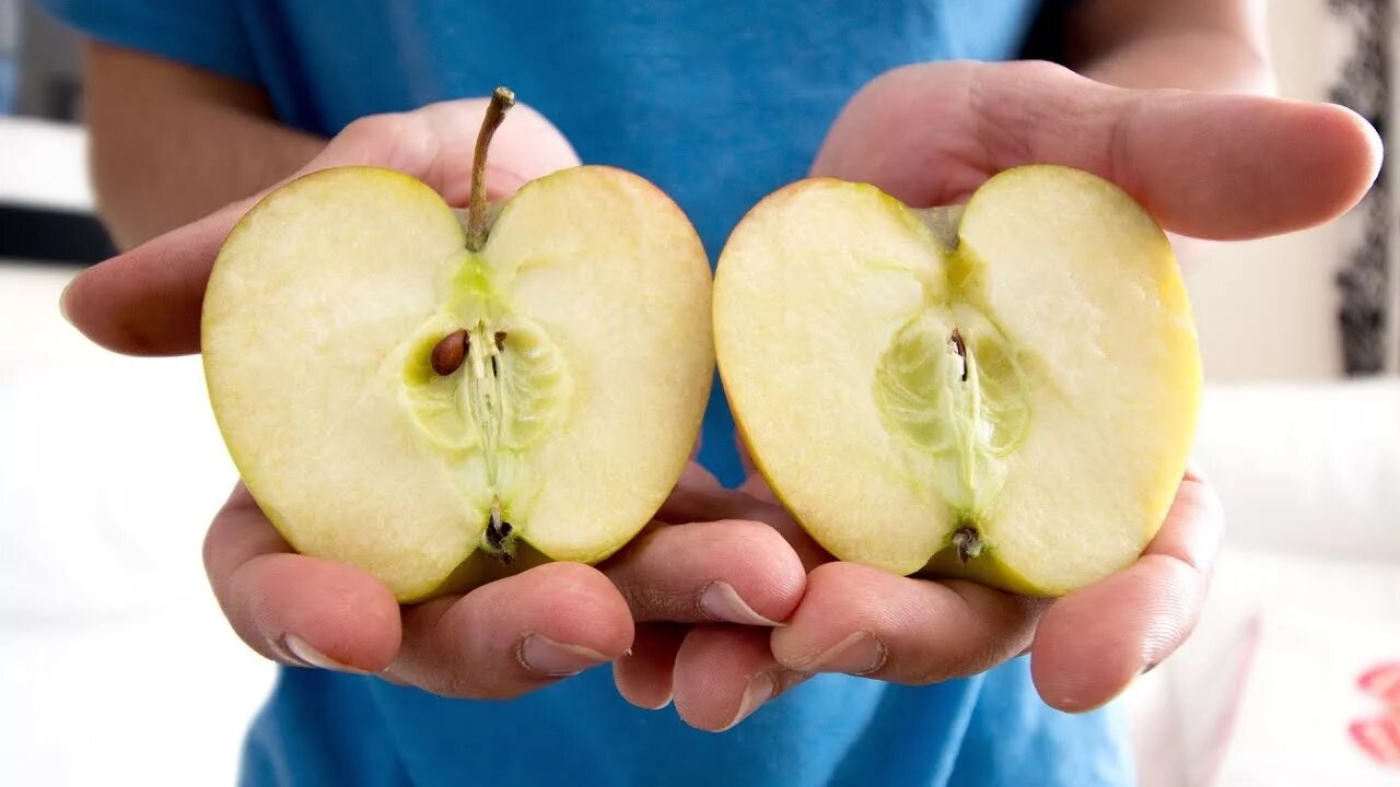 Яблоко в 2 месяца. Половинка яблока. Две половинки яблока. Яблоко разрезанное пополам. Две половины яблока.