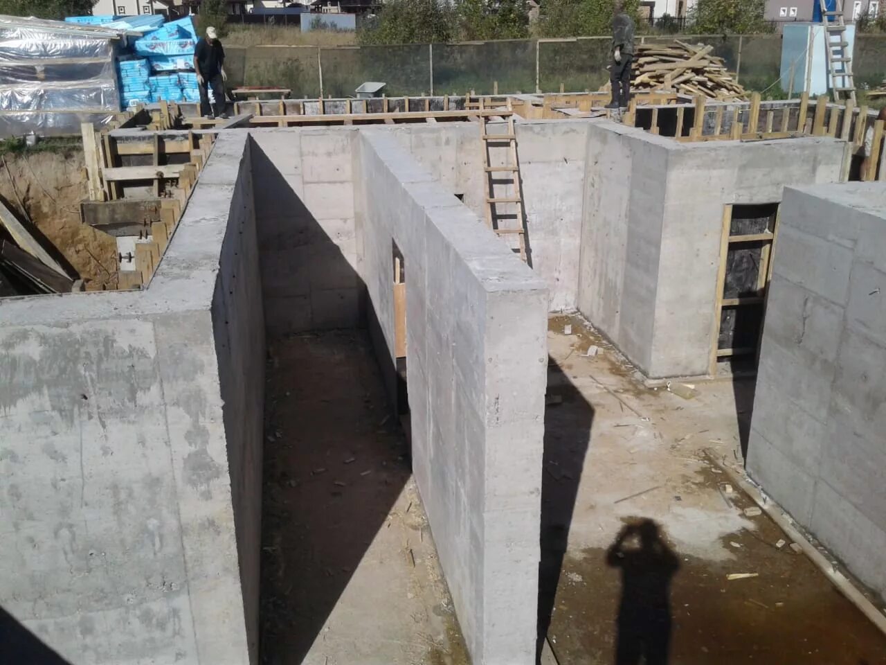 погреб железобетонный монолитный. фундамент с цокольным этажом. цокольный этаж. монолитный ленточный фундамент под цокольный этаж. цокольный этаж под ключ.