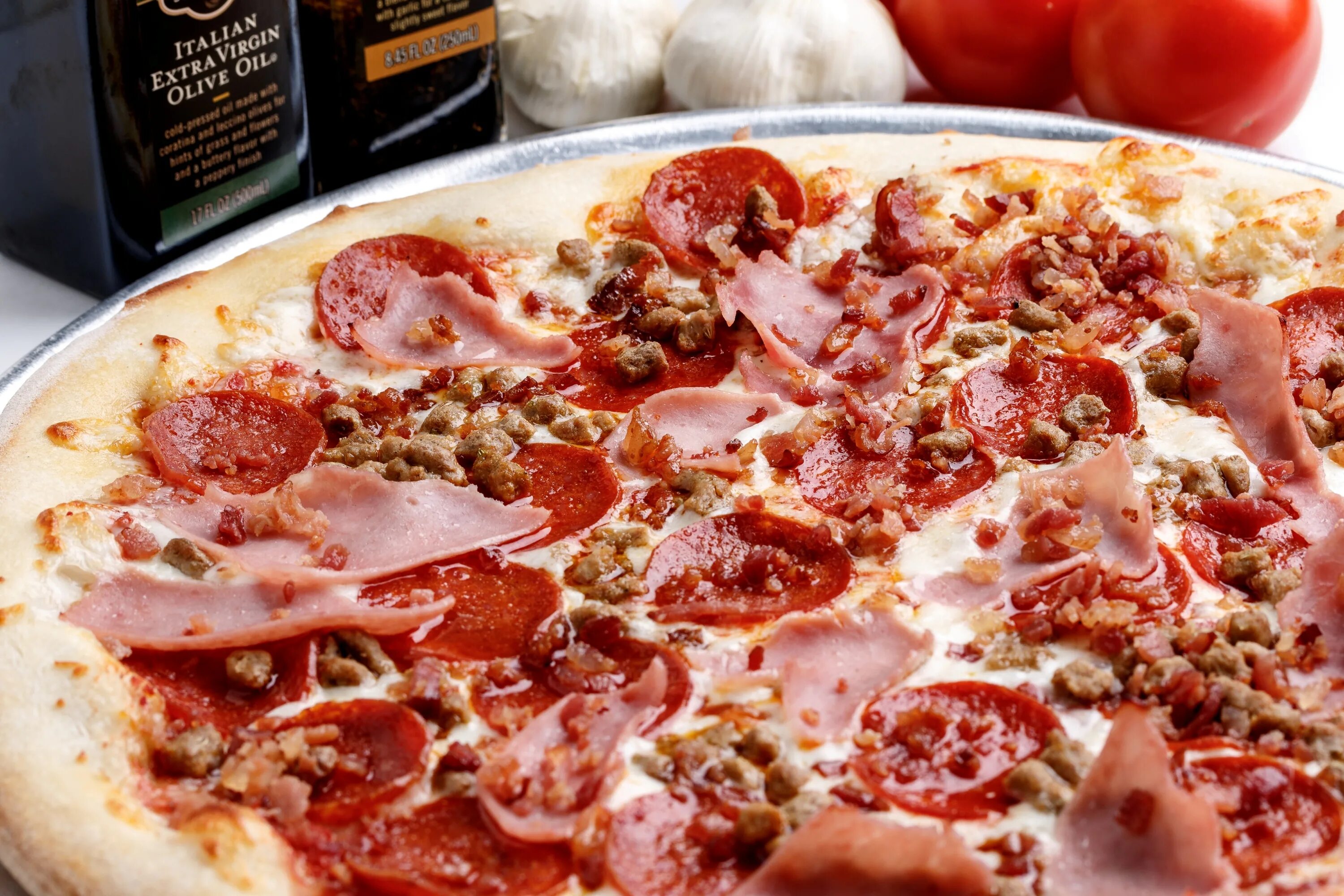 Мясная пицца хорошая пицца. Пицца с болгарским перцем. Мясная пицца хорошая пицца. Пицца из хлеба. Пицца дьябло пепперони халапеньо.