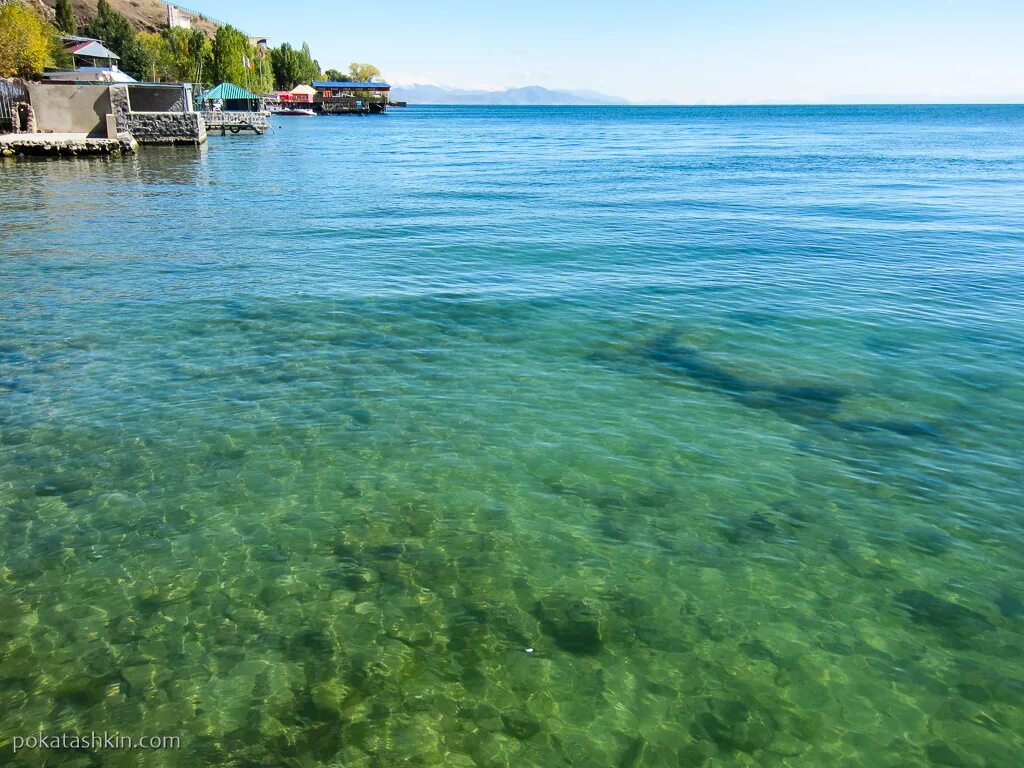 Озеро Севан. Озеро Севан вода. Бирюзовый пляж Севан. Вода озеро Севан Армения. Температура озера севан