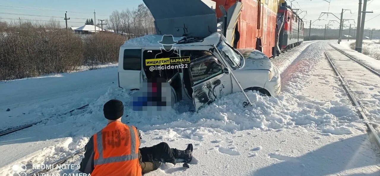 Снегоуборочный поезд. Авария в Алтайском крае с поездом. ДТП на переезде в Алтайском крае. Снегоуборочный автомобиль столкнулся с электричкой. 22 29 ноября