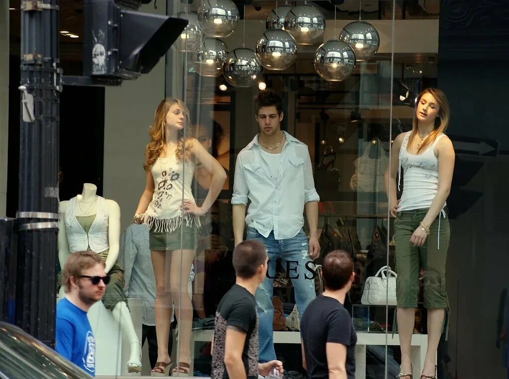 Живые манекены в витринах. Человек у витрины. Живые люди в витринах магазинов. Девушки витрины манекены магазина. Живу без одежды