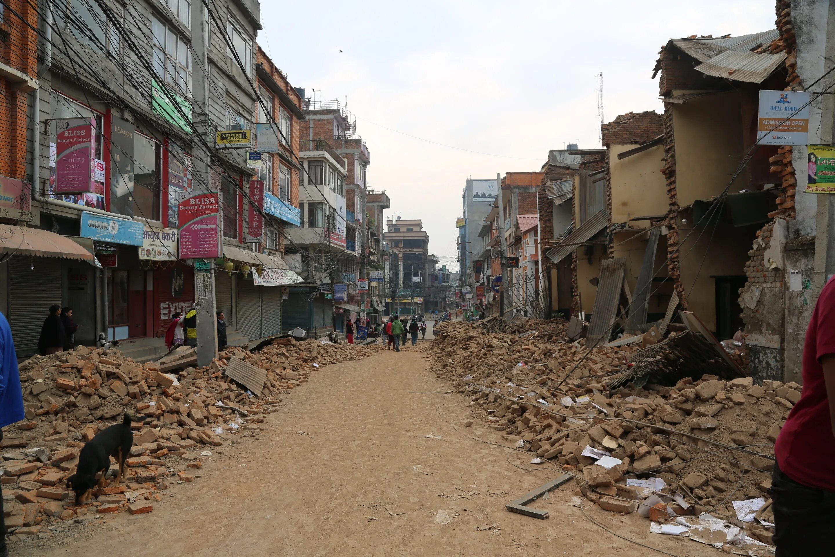 Города после землетрясения. Катманду землетрясение. Город после землетрясения. Катманду после землетрясения. Бэйчуань, Китай.