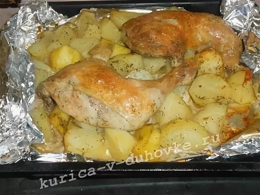 Курица с картошкой в духовке под фольгой. Курица с картошкой в фольге. Курица с картошкой в духовке в фольге. Запечь картошку с курицей в духовке в фольге. Курица с картошкой в духовке на Протвине под фольгой.