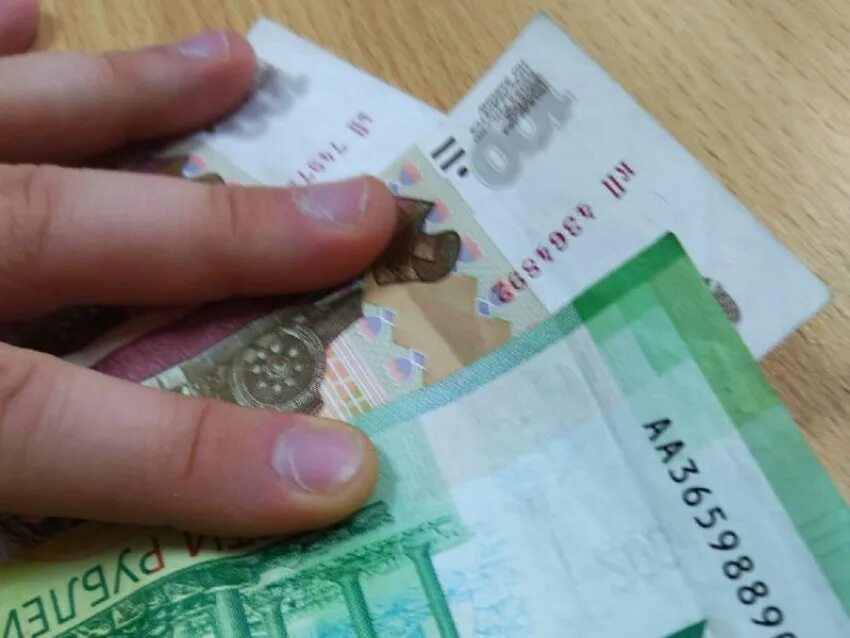 Млрд рублей фото. Низкая зарплата. 700 рублей зарплата. Зарплата картинки. 700 рублей зарплата.