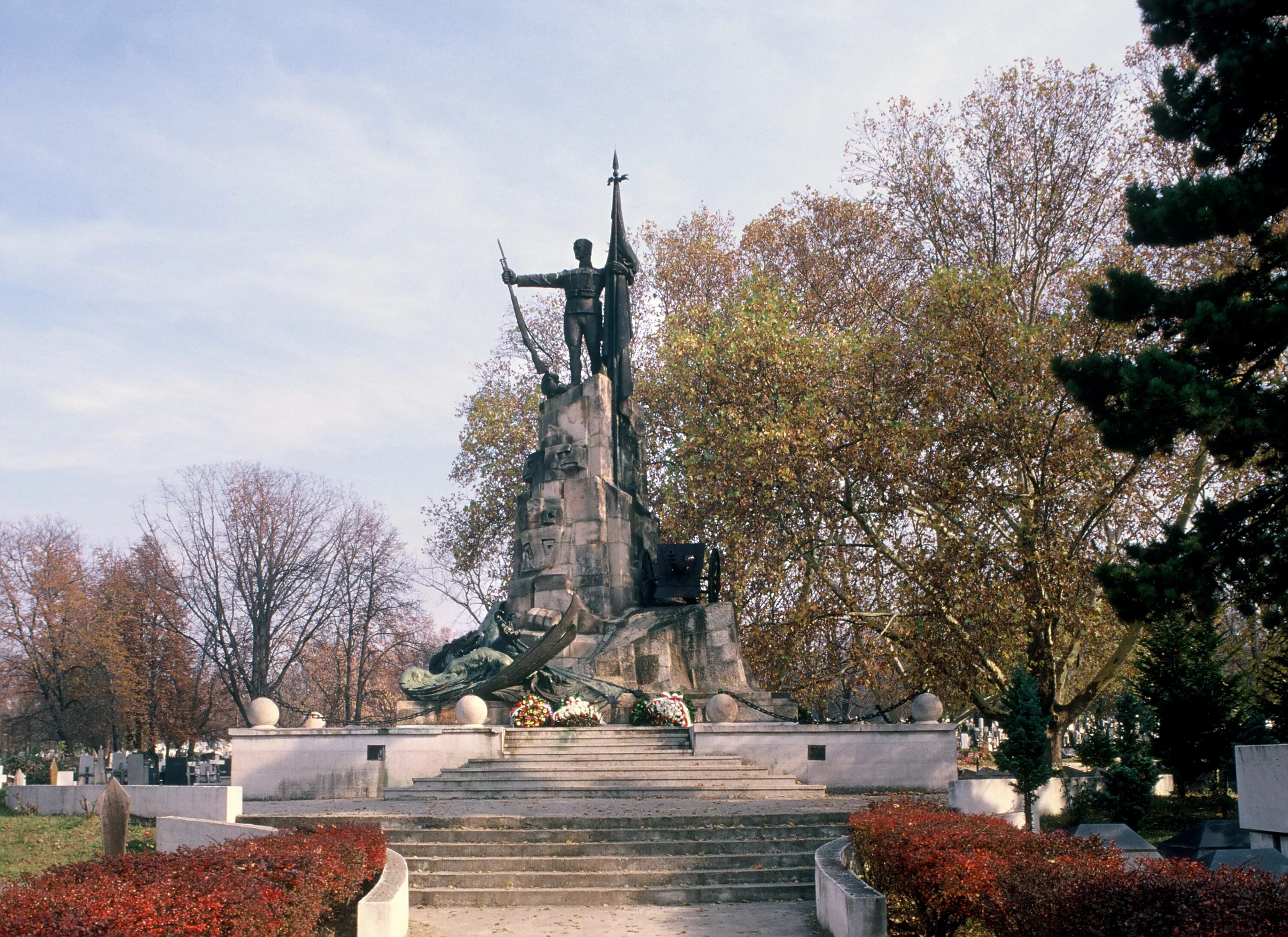 Сербия памятники. Памятник защитнику в Белграде. Памятник в Белграде 1 мировой войны. Памятник Четнику в Белграде. Памятник победителю, Белград, Сербия..