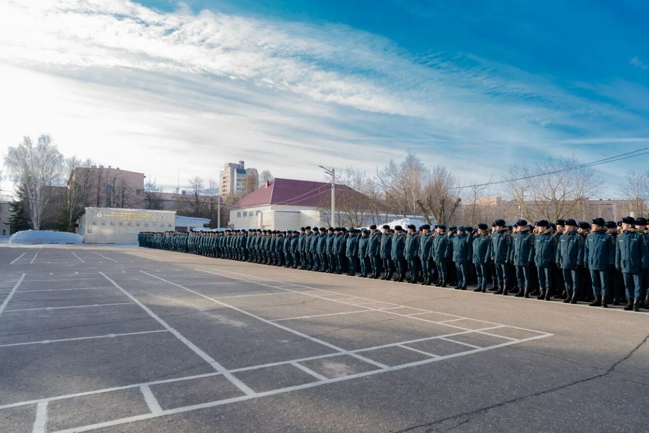 Гибель на плацу. Построение на плацу. Построение на плацу в армии. Строй на плацу. Военный плац.