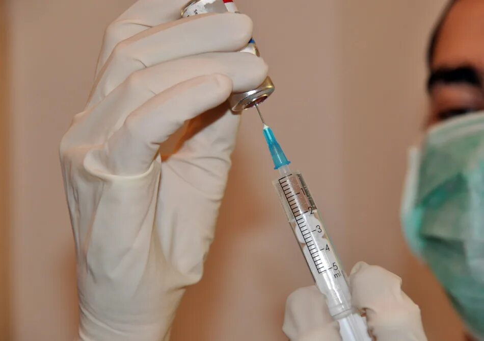 Инъекция подкожно в плечо. Инъекция в плечо. Укол подкожно. Внутрисуставные инъекции. Инъекции c.