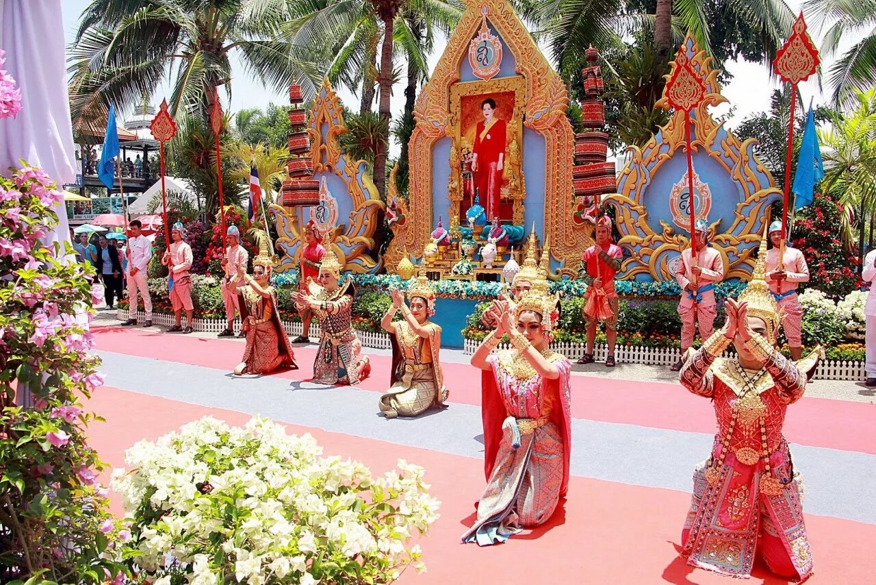 Праздник в тайланде в феврале. Queen Sirikit сад в Тайланде. День рождения королевы Сирикит. Тайланд Чиангмай Королевский парк. Тайский новый год.