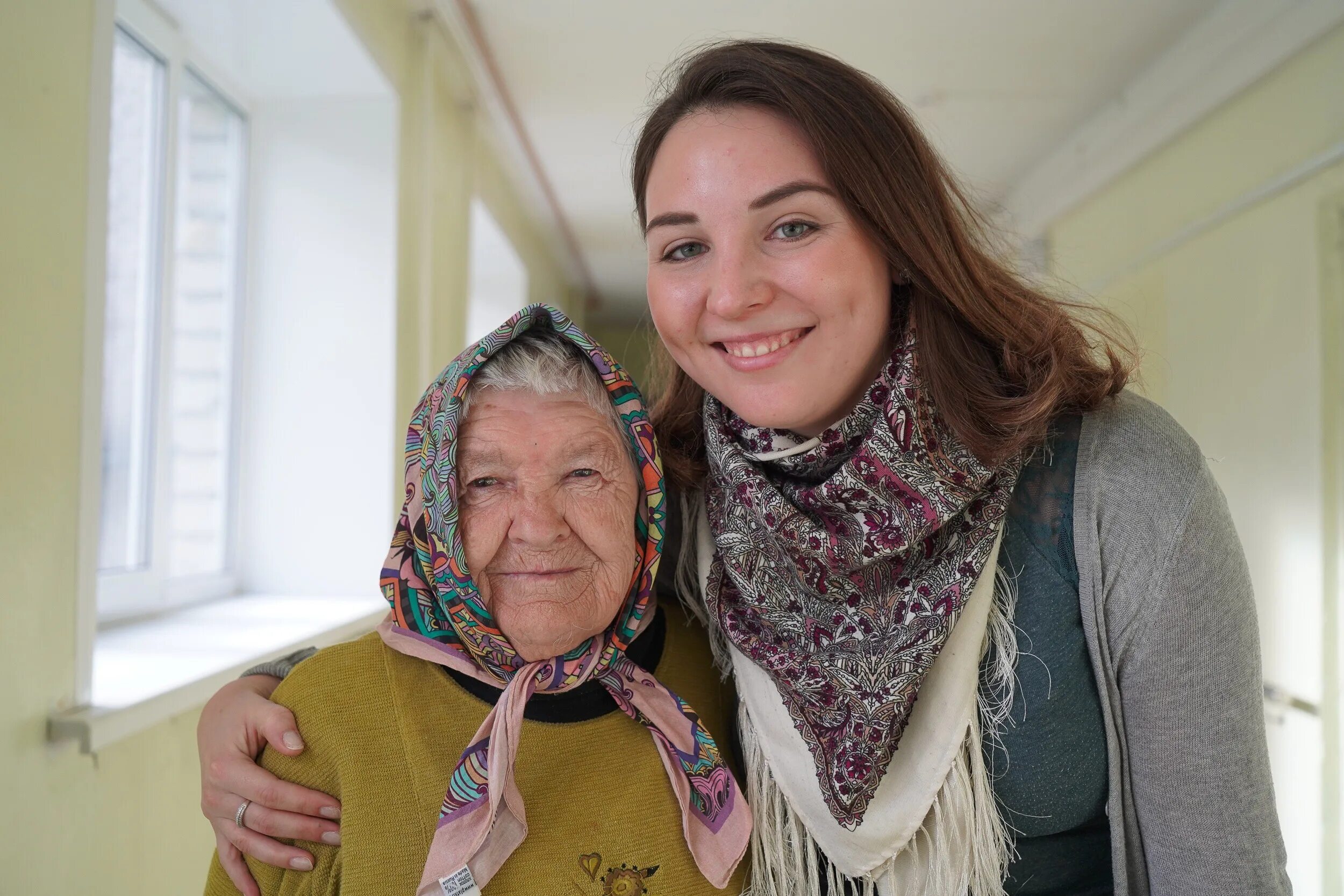 Волонтер и бабушка. Фонд старость в радость. Волонтер фото бабушки. Картинка волонтер с бабушкой.