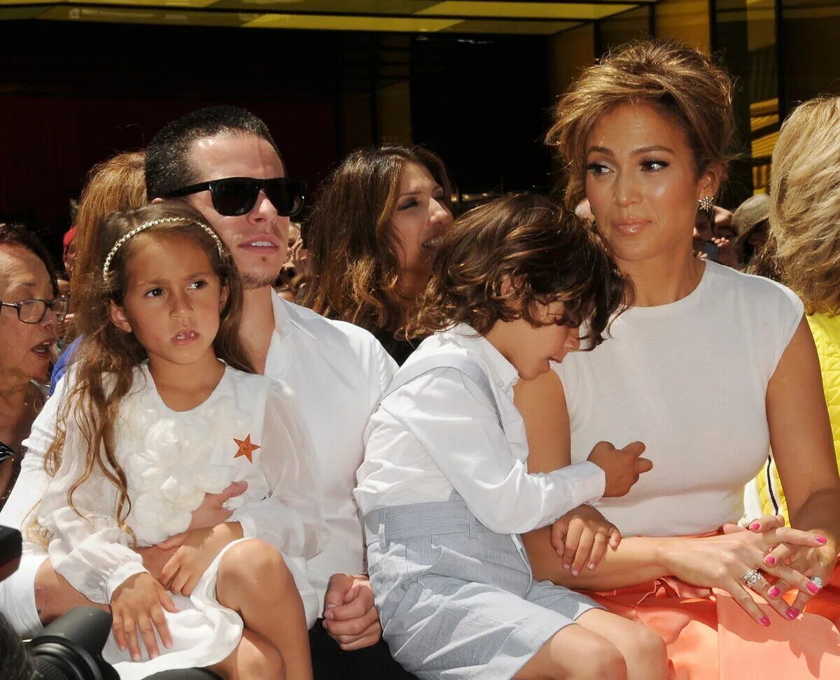 Сколько лет детям лопес. Дженнифер лопес и ее дети. Дети дженнифер лопез 2020. Дети дженнифер лопез 2021. Сколько лет детям лопес.