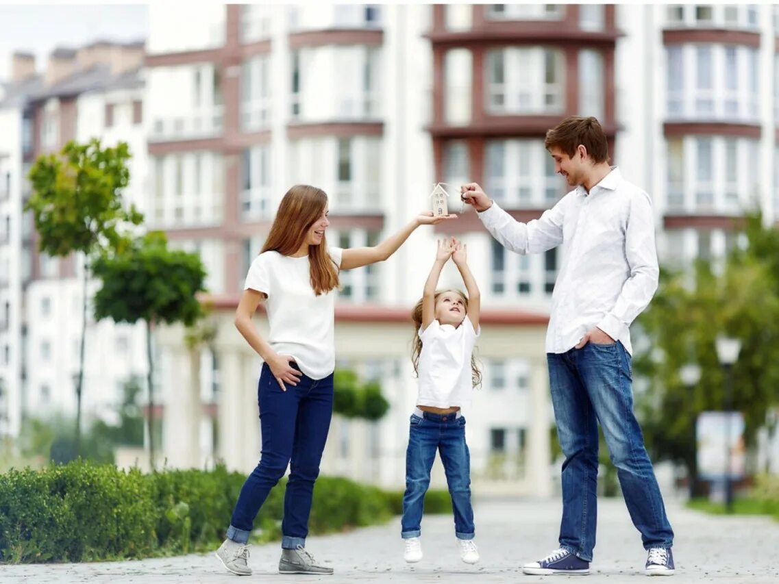 Родители с ребенком на закате. Семья со спины. Двое детей по очереди. Детская дружба. Счастливая семья с подростком.