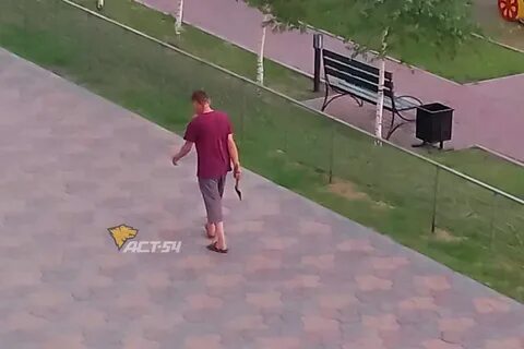 Мужик бегал по улице с топором