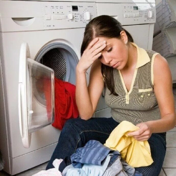 Стиральная машинка с бельем. Вещи после стирки. Нельзя стирать. Что закидывать стиральную машину вещи.