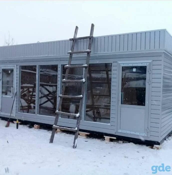 В торговом павильоне стоят 18 внешне одинаковых