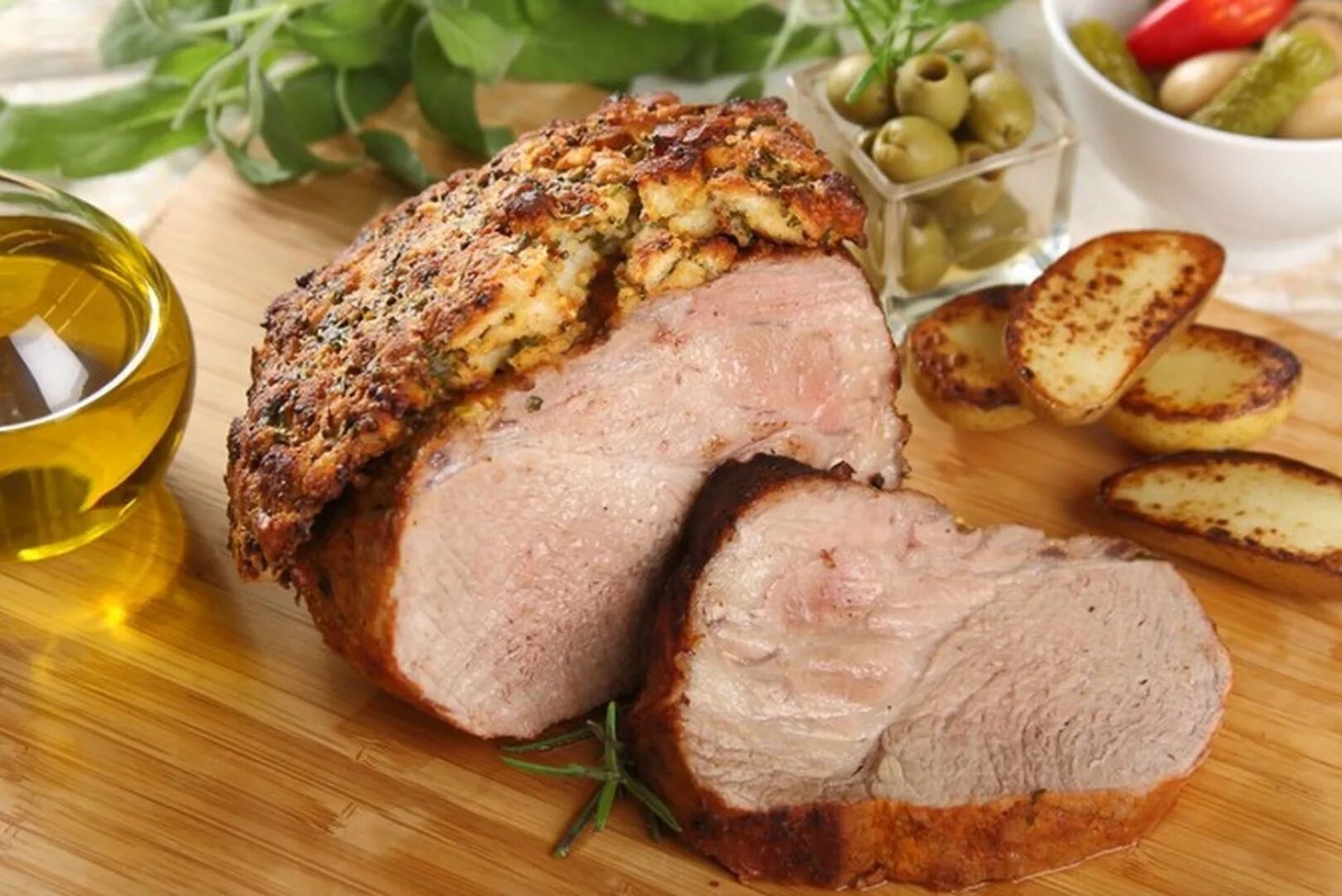 свиная шея жареная на сковороде. стейк из свиной шеи. эскалоп на гриле. жареная свиная шея. стейк из свиной шеи с овощами.