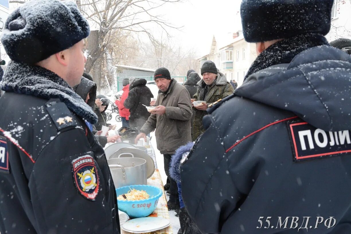 Полиция бомжа. Бомж и сотрудник полиции. Бомж против полицейского.