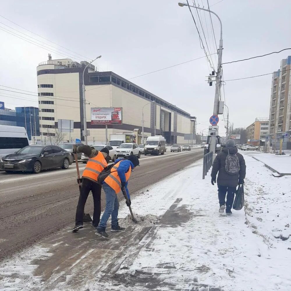 И снова выпадет снег. Сугробы в Астрахани. Человек пешеход. Мартовская зима в городе. Выгнали на улицу.