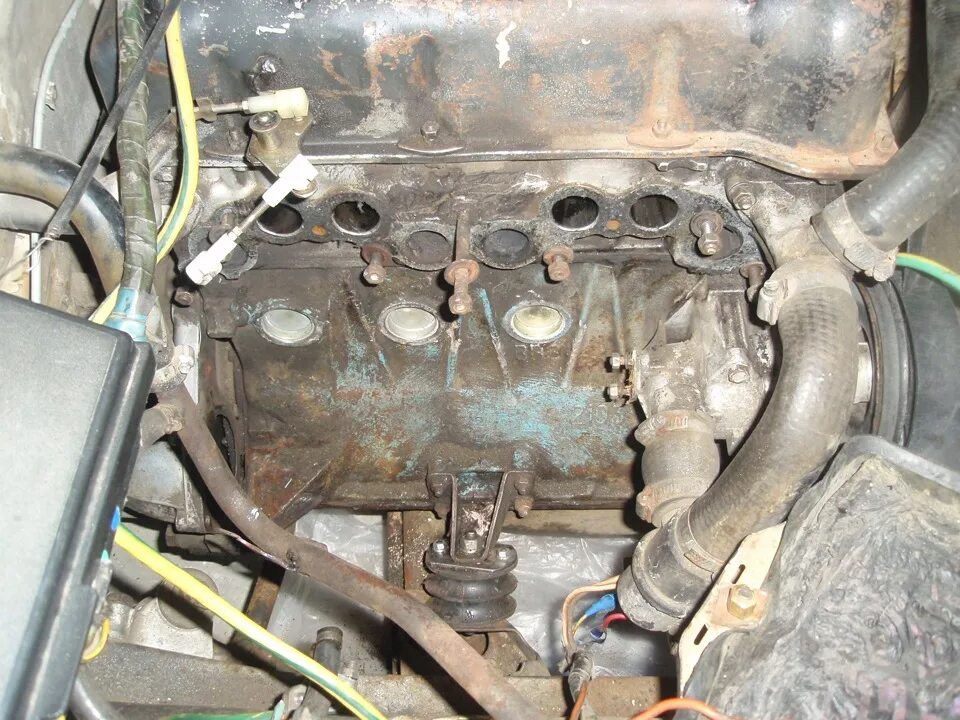 Заглушки днища хендай солярис 2013. Пробки в блоке ваз 2109. Где стоит заглушка. Где стоит заглушка. Заглушки блока ваз 2106.