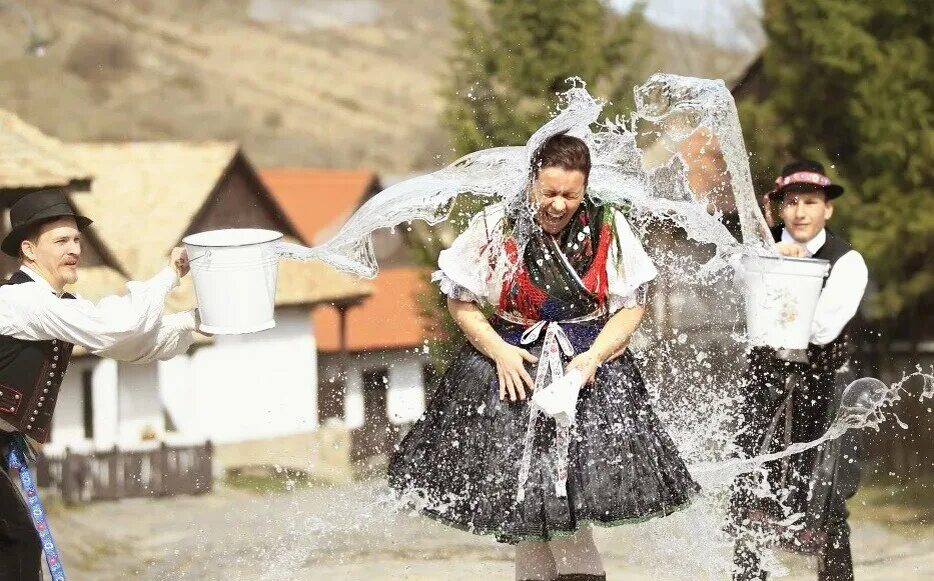 Праздник в понедельник. Традиция обливать водой. Традиционное обливание водой. Обливание водой в Польше. Традиции и обряды в Венгрии.